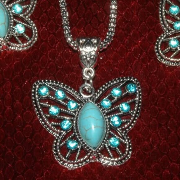 BUTTERFLY Pendant Necklace & Earrings Set ~ New - Picture 2 of 3